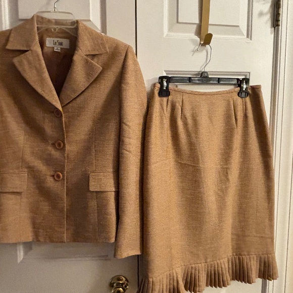 Beautiful 2PC Women's Tan LeSuit Skirt Set Size 6